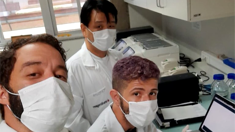 Ikaro (sentado, no meio, ao lado dos orientadores) foi provado em 1º lugar no programa de doutorado em biologia microbiana da UnB
