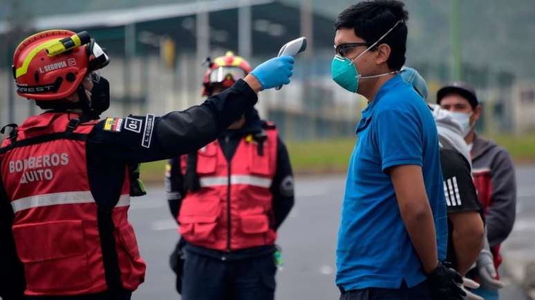 Bombeiros e polícia passaram a ajudar nos controles, medindo temperatura de cidadãos