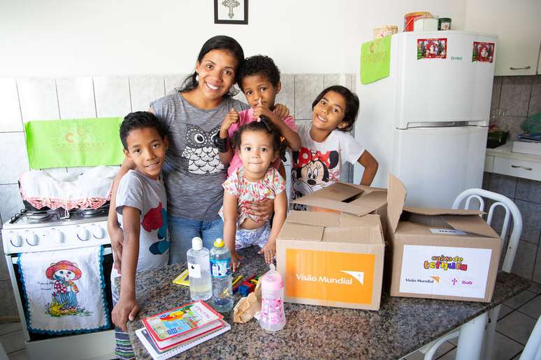 Juliete de Almeida, 30 anos, com os filhos Julia (11), Vinícius (9), Raphael (4) e Laura (2), moradores do Capão Redondo, que receberam a 'Caixa de Ternura' e a cesta básica durante ação de combate ao coronavírus.