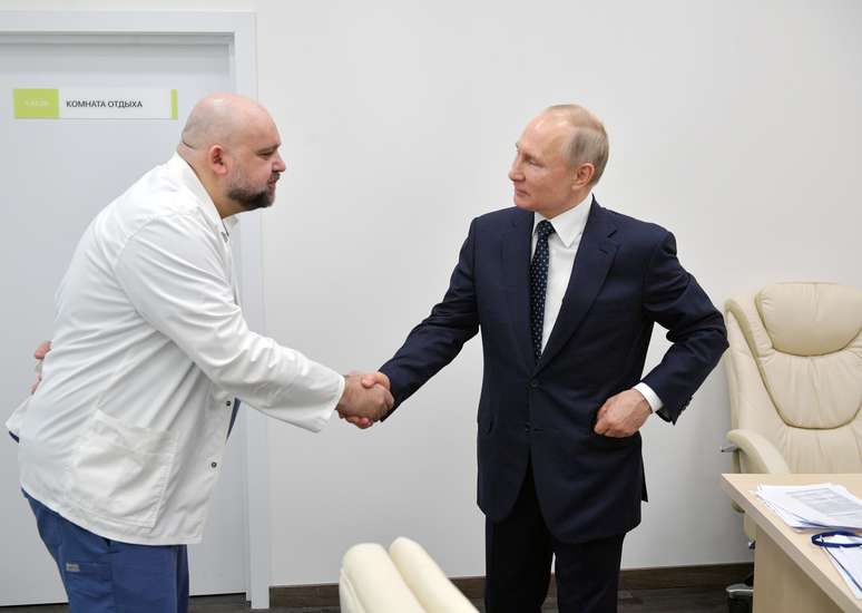 Putin cumprimenta Protsenko em visita a hospital 24/3/2020. Sputnik/Alexey Druzhinin/Kremlin/via REUTERS  
