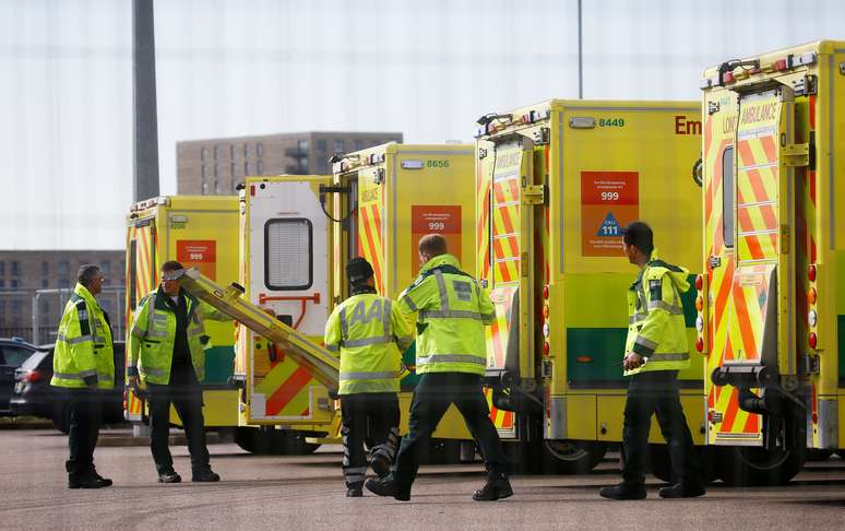 Paramédicos e ambulâncias do lado de fora de centro de convenções em Londres sendo preparado para receber vítimas do novo coronavírus
01/04/2020
REUTERS/Henry Nicholls