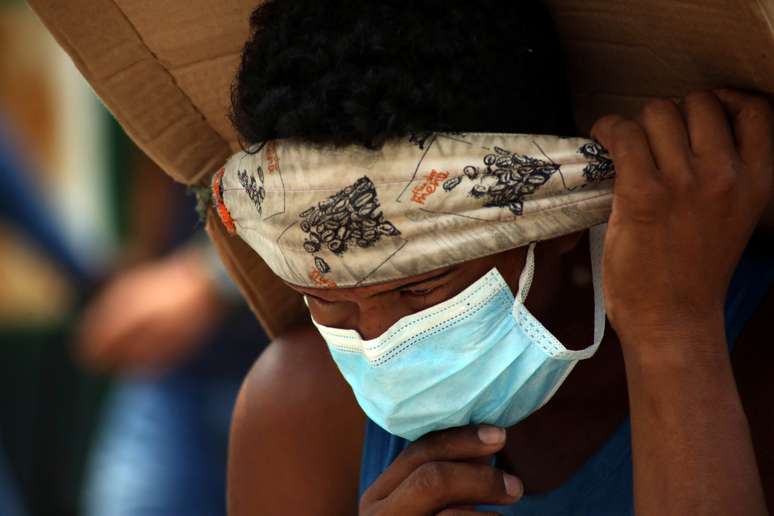 Homem com máscara de proteção atravessa ponte em Cúcuta
12/03/2020
REUTERS/Carlos Eduardo Ramirez
