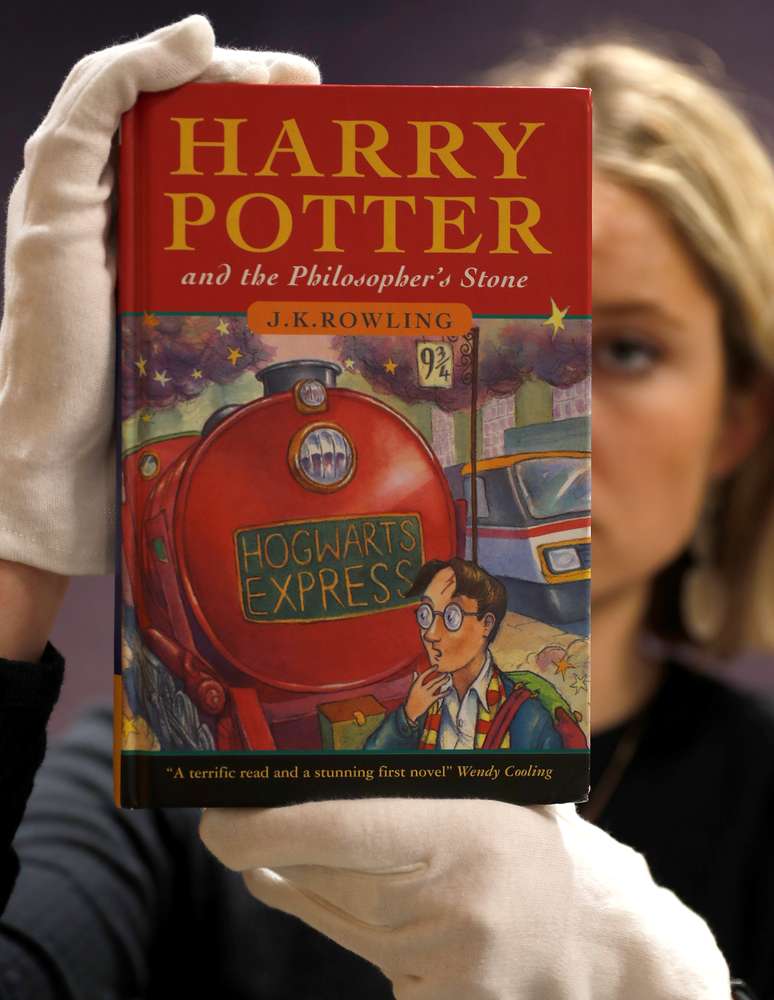 Uma das primeiras cópias de "Harry Potter e a Pedra Filosofal", de J.K. Rowling, é mostrada antes de leilão em Londres 27/3/2019  REUTERS/Peter Nicholls