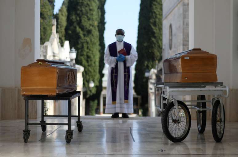 Caixões de vítimas de Covid-19 em Cisternino, na Itália
30/03/2020
REUTERS/Alessandro Garofalo