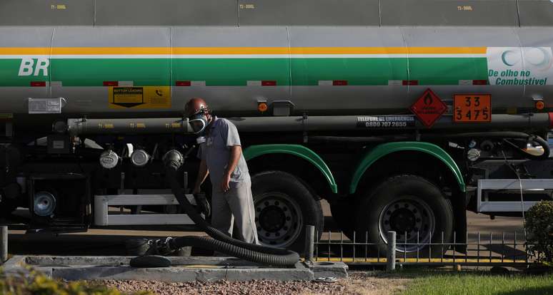 Caminhão-tanque descarrega combustível em posto de bandeira BR em Porto Alegre (RS) 
29/05/2018
REUTERS/Diego Vara