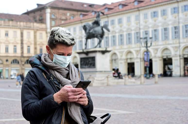 Mulher utiliza telefone celular e máscara de proteção em Turim, na Itália, em meio à pandemia de coronavírus 
27/02/2020
REUTERS/Massimo Pinca