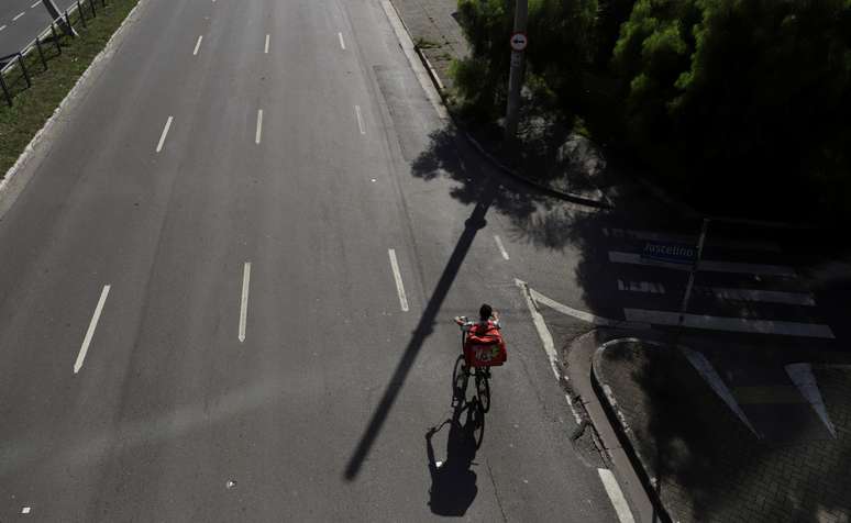 Entregador do iFood passa de bicicleta por avenidas vazias de  São Paulo em meio à pandemia de coronavírus 
27/03/2020
REUTERS/Rahel Patrasso