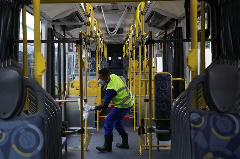 Funcionário desinfeta ônibus em São Paulo
17/03/2020
REUTERS/Amanda Perobelli