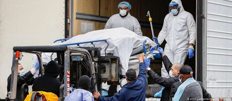 Corpo de pessoa que morreu em decorrência do novo coronavírus é transportado em Nova York