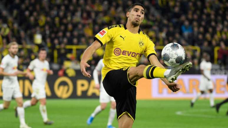Hakimi é um dos destaques do Borussia Dortmund na atual temporada (Foto: Ina Fassbender / AFP)