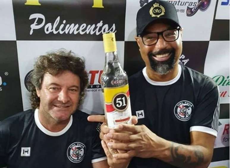Tupãzinho (à esq.) e Dinei (à dir.) brincam com título Mundial do Palmeiras (Foto: Reprodução)