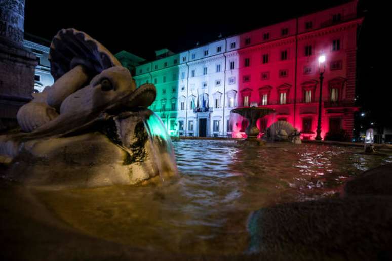 Palácio Chigi, sede do governo, iluminado com as cores da bandeira da Itália
