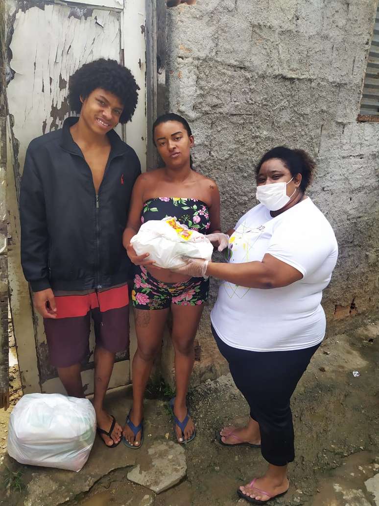 Moradores se unem para ajudar uns aos outros no bairro de Costa Barros, o de segundo pior IDH do Rio.