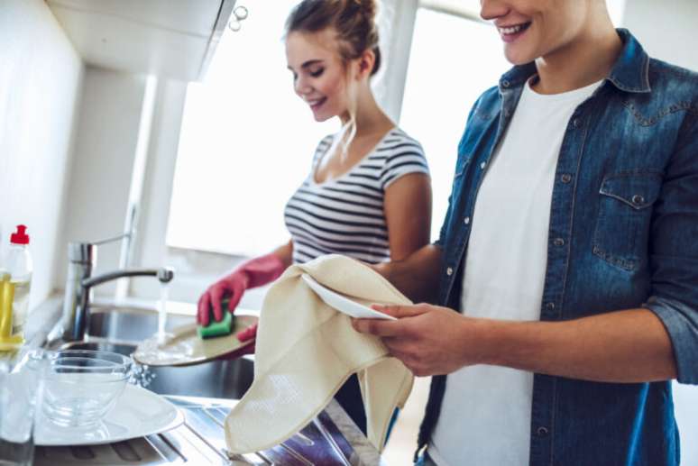 Guia da Cozinha - Lavar a louça em menos tempo: dicas valiosas para te ajudar na cozinha