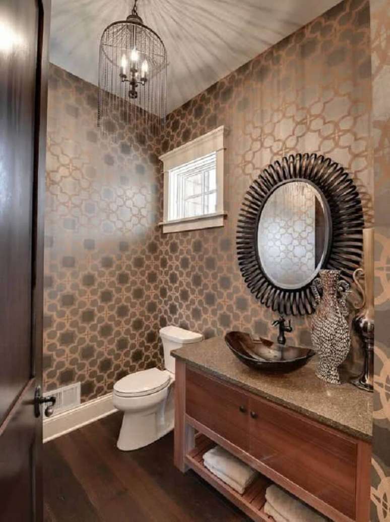 71. Papel de parede para banheiro decorado com gabinete de madeira e espelho redondo &ndash; Foto: Ideias para Decorar