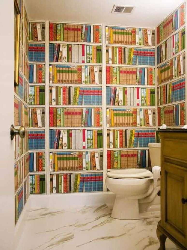 55. Papel de parede colorido imitando estante de livros para decora&ccedil;&atilde;o de lavabo pequeno &ndash; Foto: YellowHome