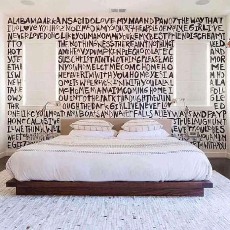 92. Papel de parede preto e branco para quarto moderno decorado com cama japonesa &ndash; Foto: Revista VD