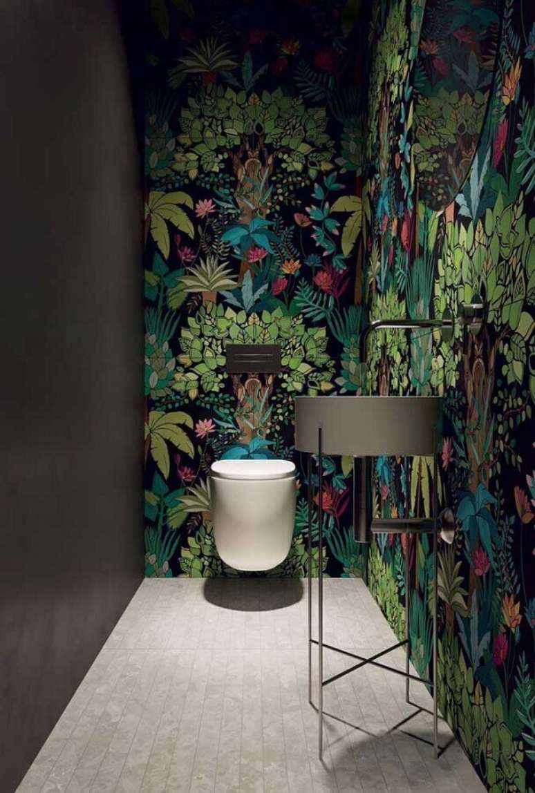29. Decora&ccedil;&atilde;o moderna para lavabo com papel de parede com estampa de folhagens &ndash; Foto: Ace Stone + Tiles
