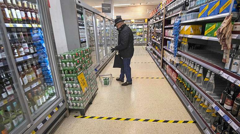 Linhas no chão marcam o distanciamento social em um supermercado.