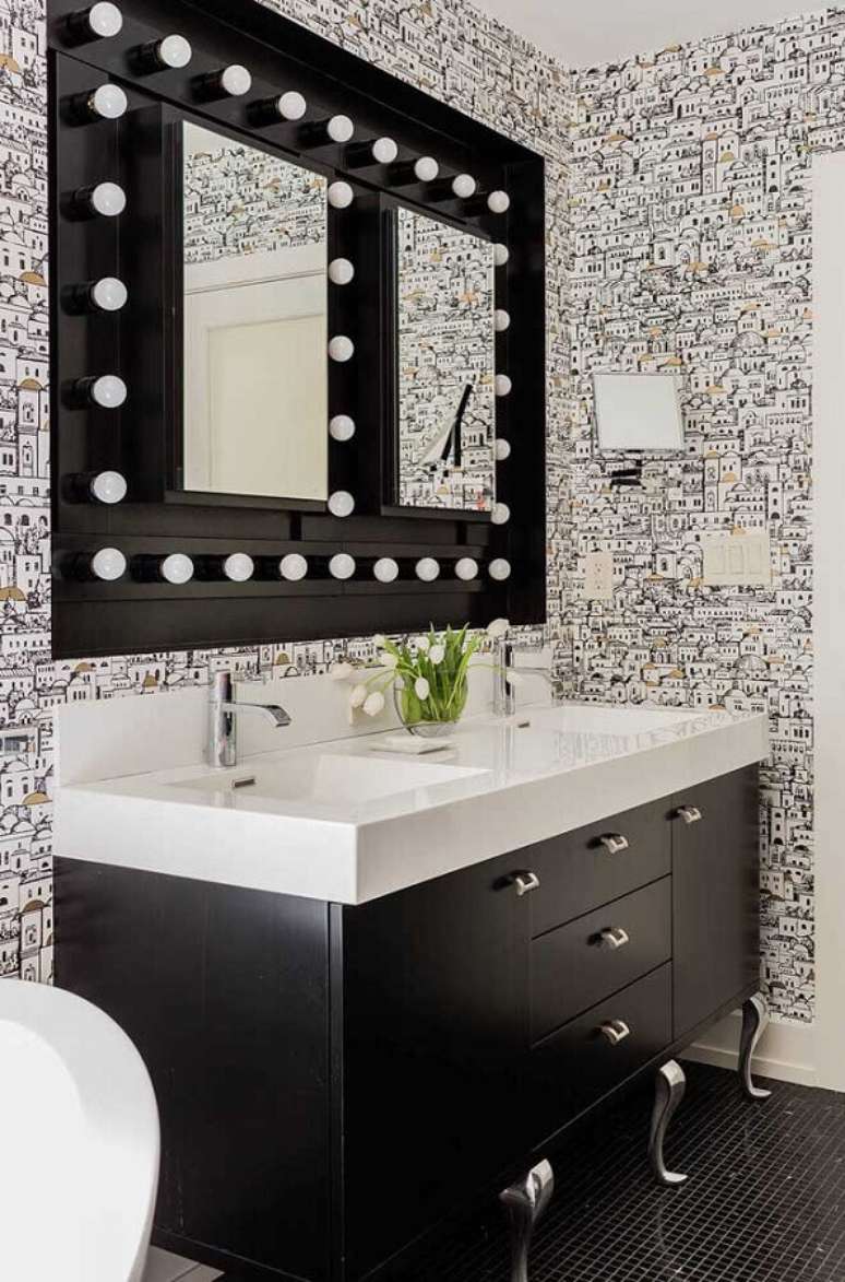 72. Decora&ccedil;&atilde;o com papel de parede para banheiro preto e branco com espelho camarim &ndash; Foto: Home Fashion Trend