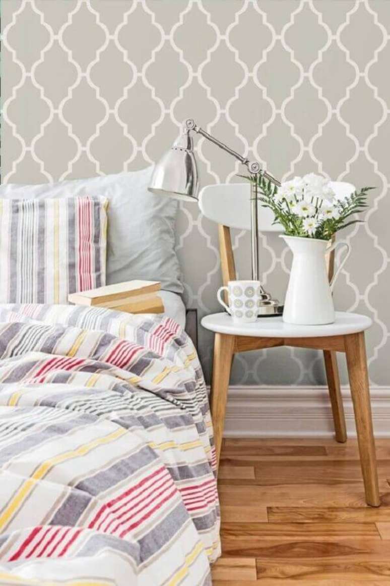 111. O papel de parede cinza tem a grande vantagem de se harmonizar facilmente em v&aacute;rios estilos de ambientes &ndash; Foto: Redecorei