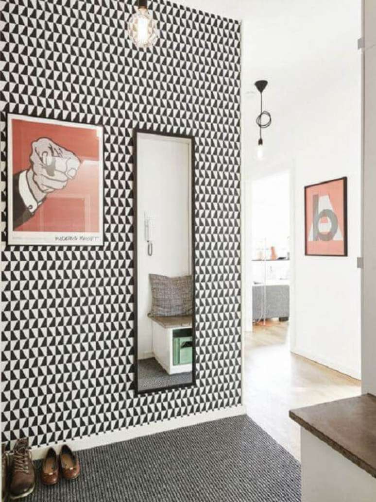 45. Hall de entrada decorado com papel de parede geom&eacute;trico preto e branco &ndash; Foto: Homedit