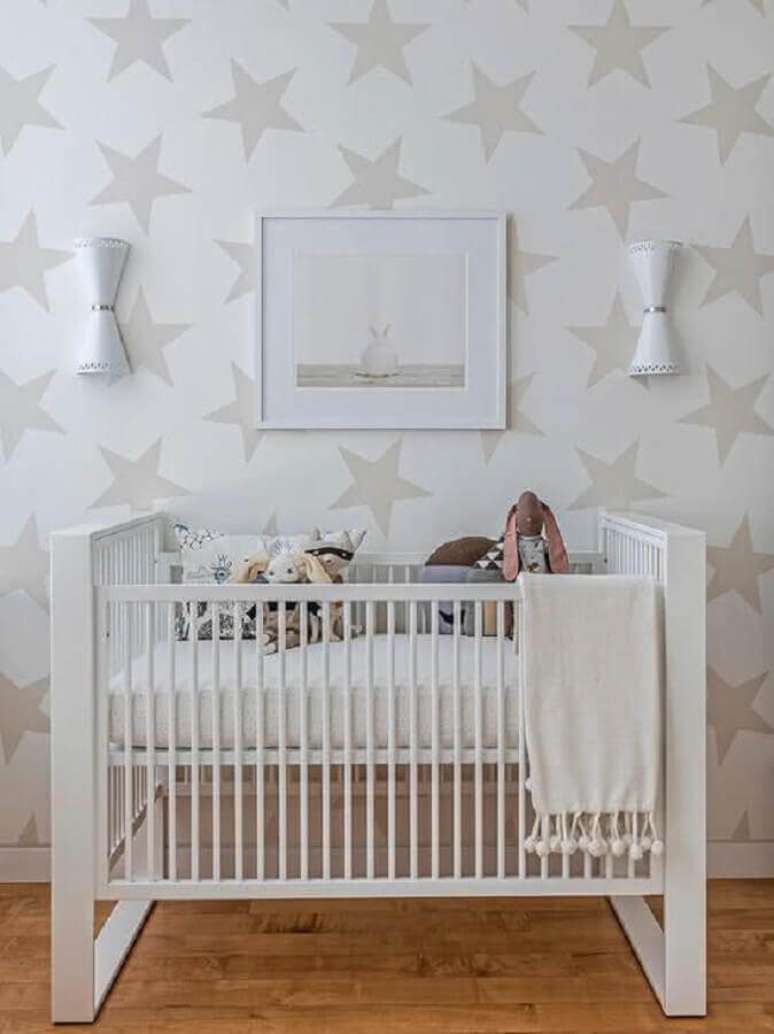 80. Decora&ccedil;&atilde;o com papel de parede para quarto de beb&ecirc; todo branco com estampa de estrelas &ndash; Foto: Pinterest