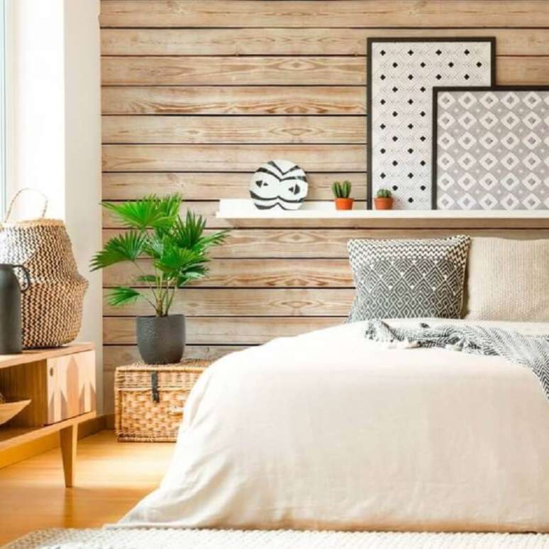 118. Quarto simples decorado com papel de parede madeira e prateleira na cabeceira da cama &ndash; Foto: Eu Colo