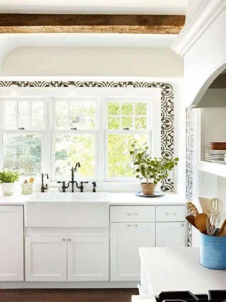 74. Decora&ccedil;&atilde;o clean com papel de parede para cozinha toda branca com arm&aacute;rios planejados &ndash; Foto: Ideias para Decorar