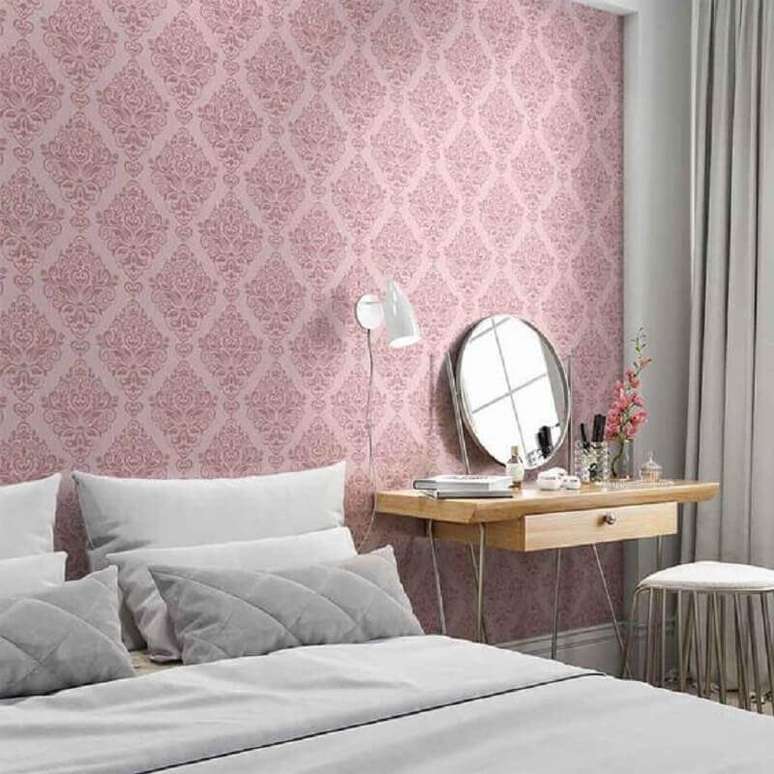 86. Papel de parede rosa para decora&ccedil;&atilde;o de quarto de casal com penteadeira de madeira &ndash; Foto: Pinterest