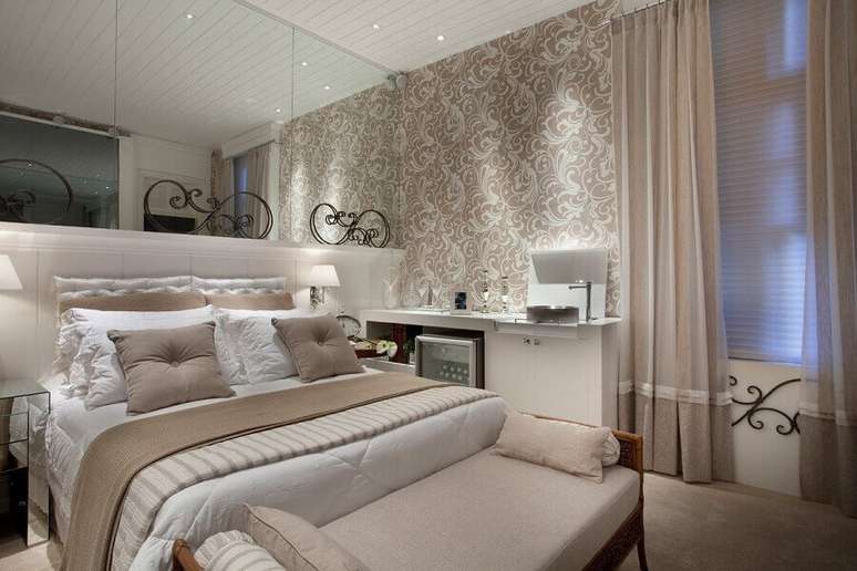 6. Invista no papel de parede arabesco para decorar ambientes cl&aacute;ssicos e sofisticados &ndash; Foto: Ultimas Decora&ccedil;&atilde;o