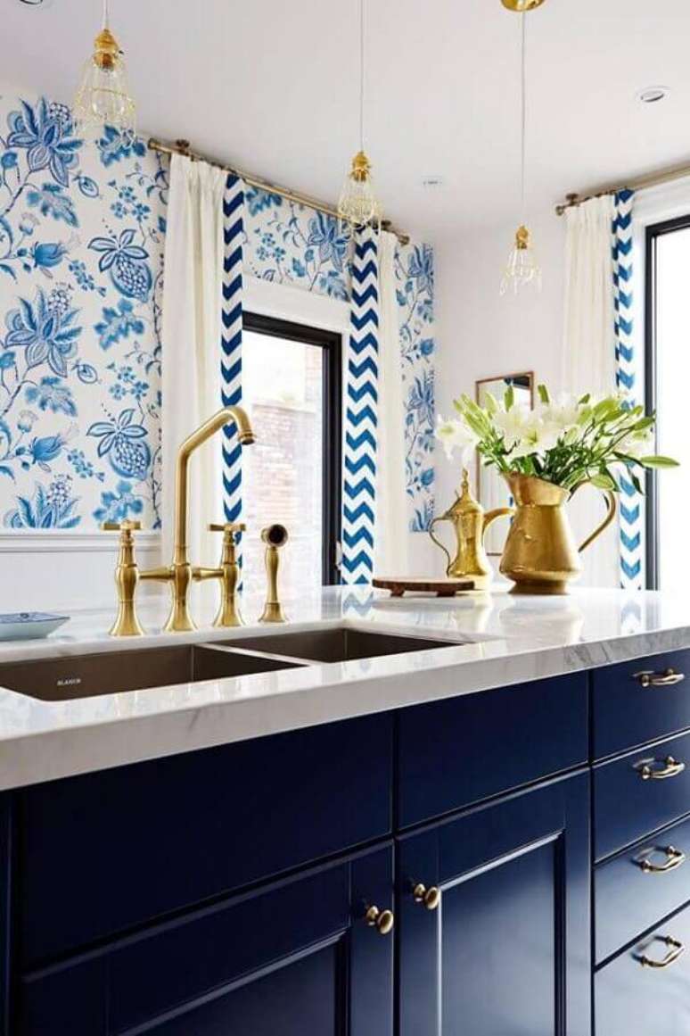 51. Decora&ccedil;&atilde;o cl&aacute;ssica com papel de parede azul e branco para cozinha planejada com arm&aacute;rios azul marinho e detalhes em dourado &ndash; Foto: Casa&Dise&ntilde;o