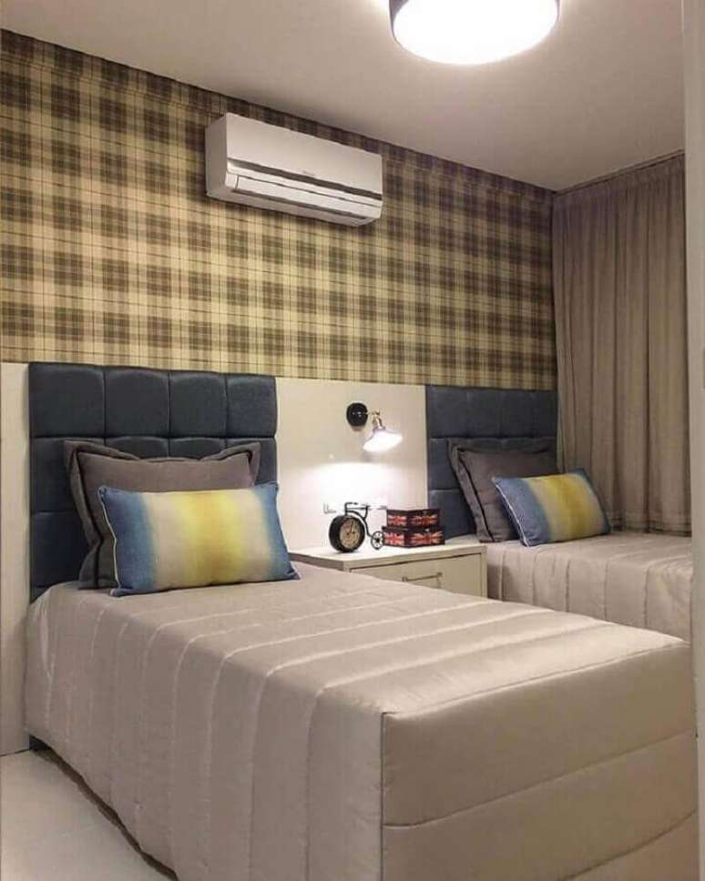 110: Quarto de solteiro compartilhado decorado com papel de parede xadrez marrom &ndash; Foto: Pinterest