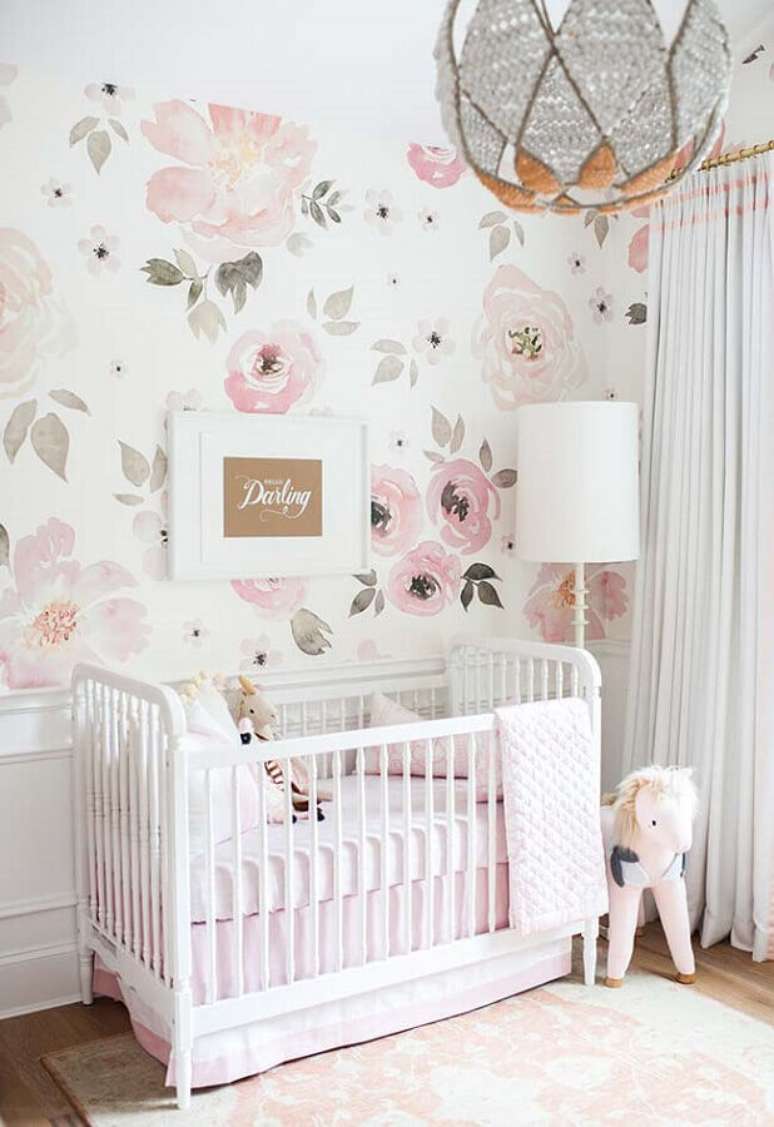 60. Papel de parede floral para decora&ccedil;&atilde;o de quarto de beb&ecirc; menina todo branco com decora&ccedil;&atilde;o delicada &ndash; Foto: Ultimas Decora&ccedil;&atilde;o