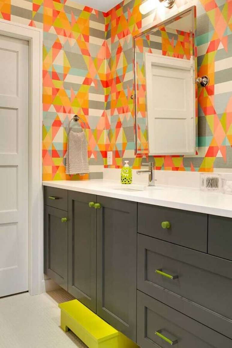 56. Papel de parede colorido para decora&ccedil;&atilde;o de banheiro com gabinete cinza planejado &ndash; Foto: Home Fashion Trend
