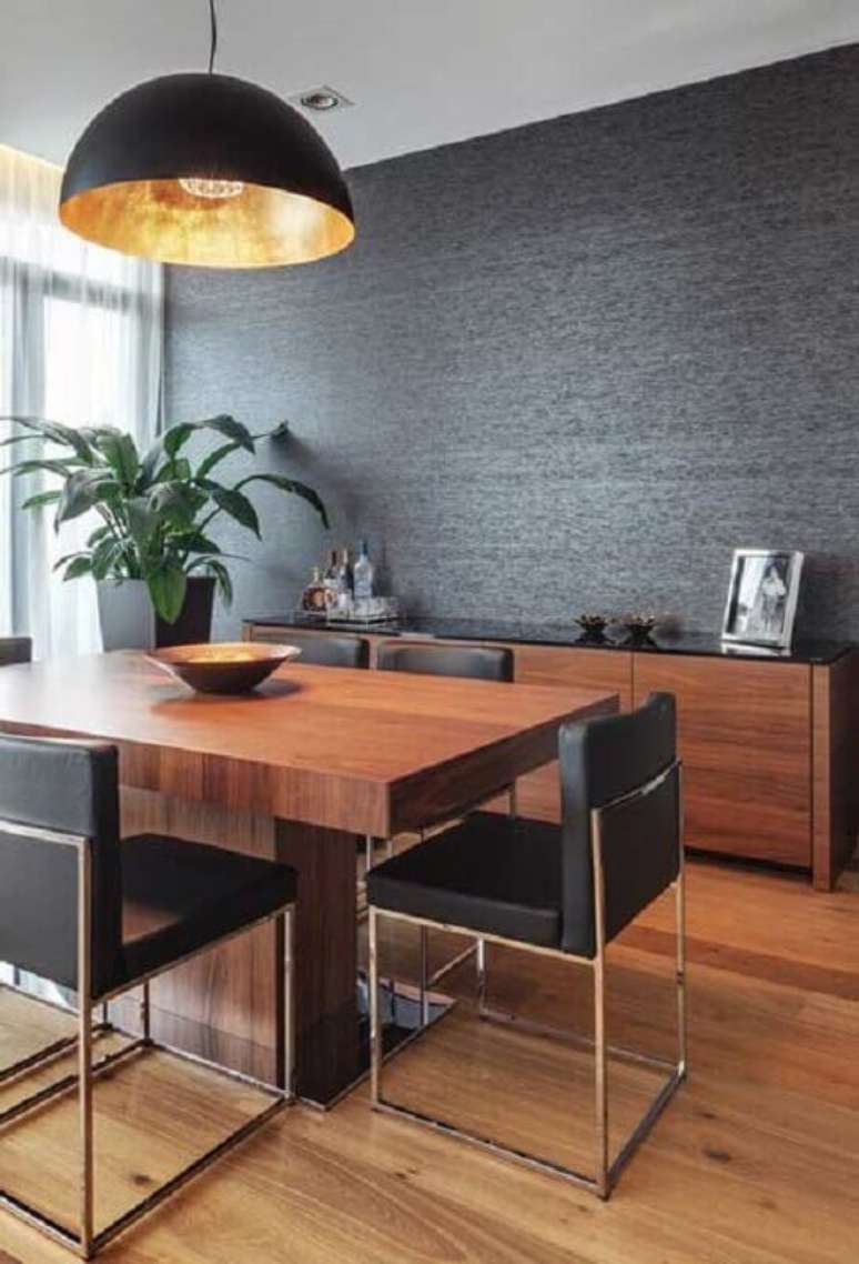 124. Sala de jantar moderna decorada com papel de parede preto e m&oacute;veis de madeira &ndash; Foto: Sua Decora&ccedil;&atilde;o