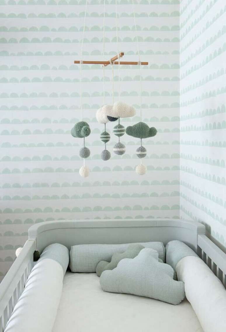 19. Delicada decora&ccedil;&atilde;o com papel de parede para quarto de beb&ecirc; branco e verde &ndash; Foto: We Heart It