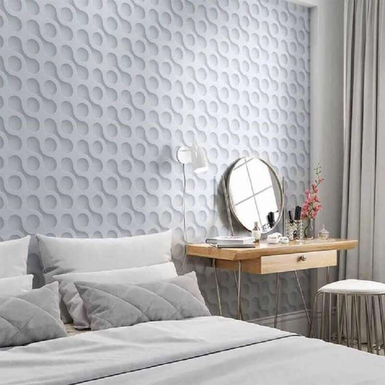 107. Quarto de casal decorado com papel de parede 3D &ndash; Foto: Defacile