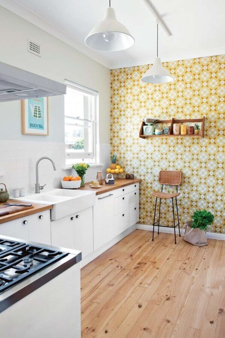 13. Cozinha planejada com arm&aacute;rios brancos e bancada de madeira decorada com papel de parede retr&ocirc; &ndash; Foto: Pinterest