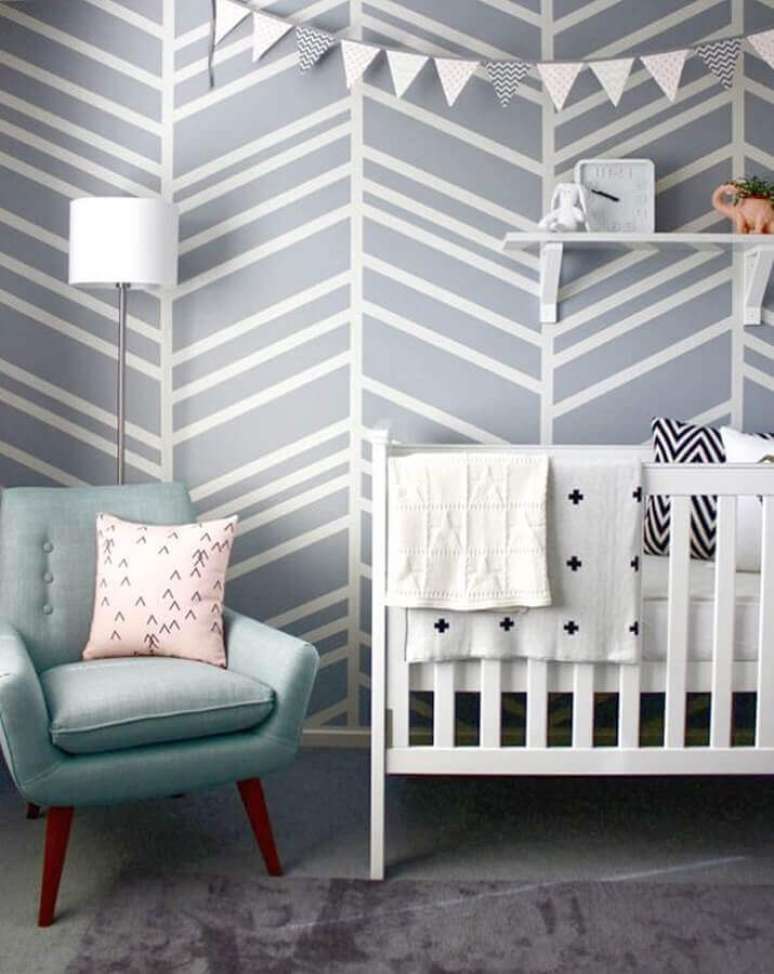 62. Papel de parede geom&eacute;trico para decora&ccedil;&atilde;o de quarto de beb&ecirc; cinza e branco &ndash; Foto: Homedit