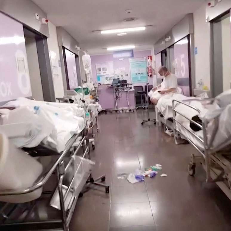 Vista de corredor com pacientes em unidade de emergência em hospital da Espanha em meio à pandemia de coronavírus
24/03/2020 IMAGEM DE REDE SOCIAL OBTIDA PELA REUTERS