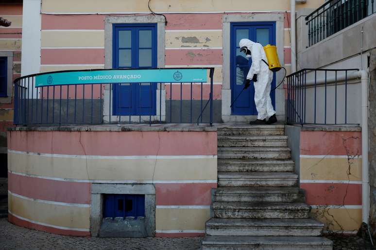 Funcionário municipal desinfecta rua de Cascais
28/03/2020
REUTERS/Rafael Marchante