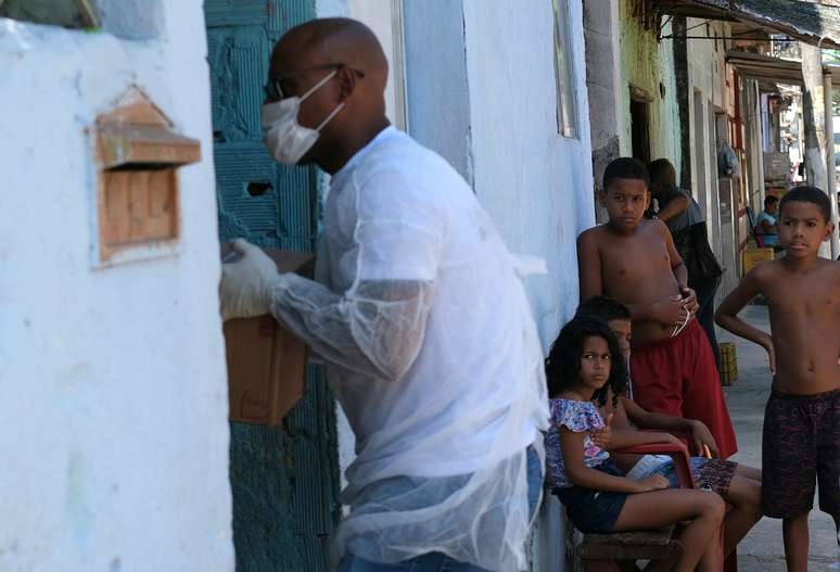 Voluntário entrega doação na Vila Kennedy, Rio de Janeiro, 2/4/2020 REUTERS/Ricardo Moraes