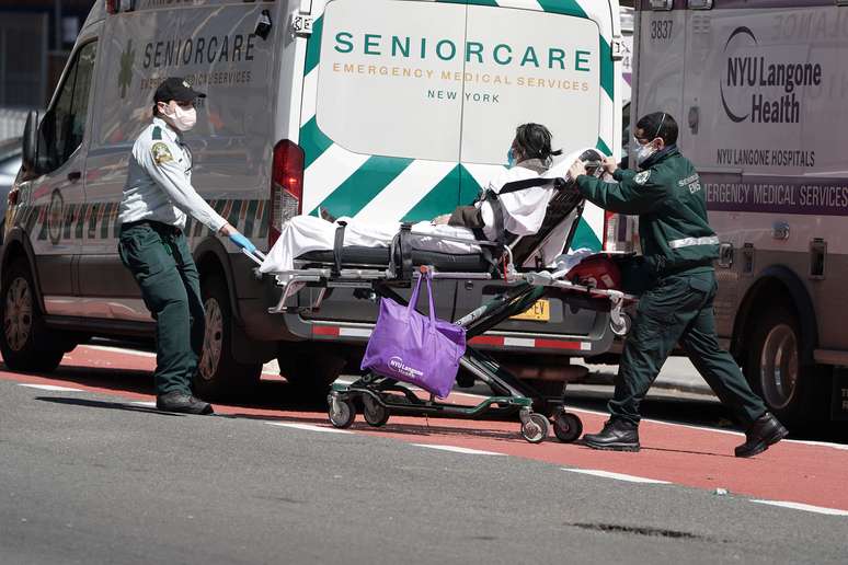 Paciente é retirado de ambulância em frente a hospital de Nova York durante pandemia de coronavírus 
02/04/2020
REUTERS/Carlo Allegri