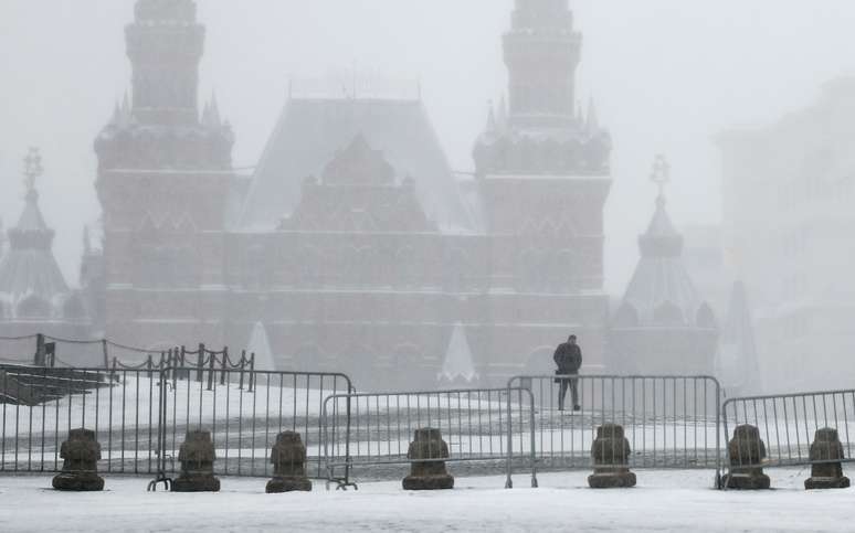 Homem caminha na Praça Vermelha depois que autoridades anunciaram bloqueio parcial na cidade para evitar a disseminação da doença do coronavírus (Covid-19), Moscou, Rússia
31/03/2020
REUTERS/Maxim Shemetov 