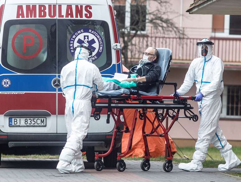 M&eacute;dicos levam um paciente com suspeita de doen&ccedil;a de coronav&iacute;rus (Covid-19) para um hospital em Bialystok, Pol&ocirc;nia. 01/04/2020. Agnieszka Sadowska/Agencja Gazeta via REUTERS.