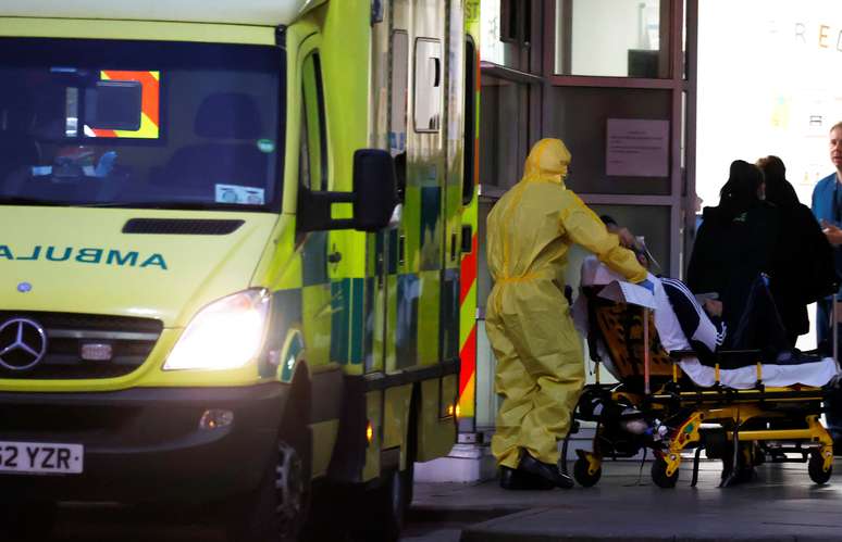 Um trabalhador do setor de saúde empurra um paciente em uma maca no lado de fora do Royal Liverpool University Hospital em Liverpool, Inglaterra. 02/04/2020. REUTERS/Phil Noble.