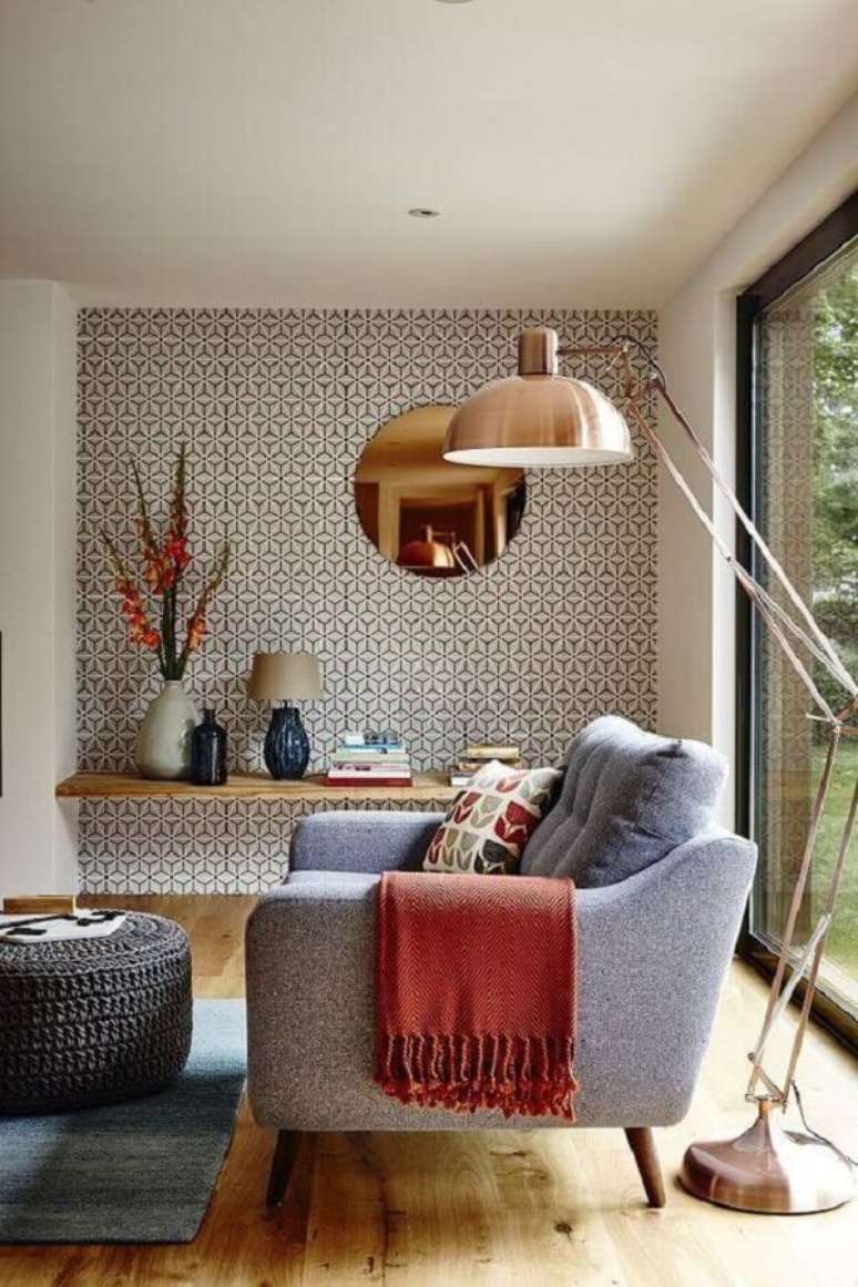 96. Papel de parede para sala decorada com poltrona cinza e lumin&aacute;ria de ch&atilde;o dourada &ndash; Foto: Casa Tr&egrave;s Chic