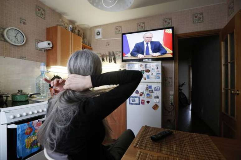 Russa em isolamento domiciliar assistindo o pronunciamento de Putin