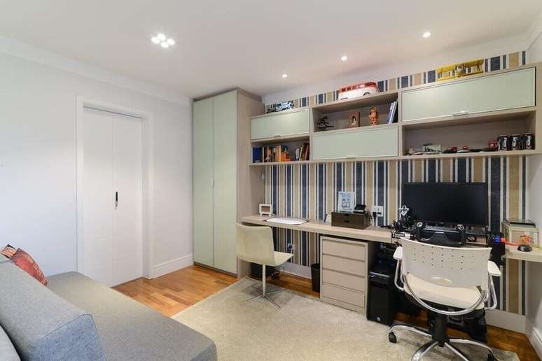5. Home office decorado com papel de parede listrado &ndash; Foto Foto: LAM Arquitetura & Interiores